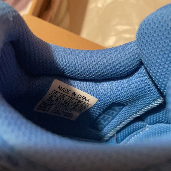 Adidas Yezzy Boost 700 - Picture 4 of 4